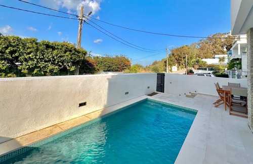La Marsa House | Villa Corniche: Seaside Retreat with Heated Pool