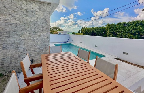 La Marsa House | Villa Corniche: Seaside Retreat with Heated Pool