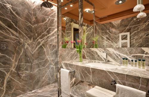 Sirmione Hotel | Elegant Villa Cortine Palace Hotel with Ocean View & Pool