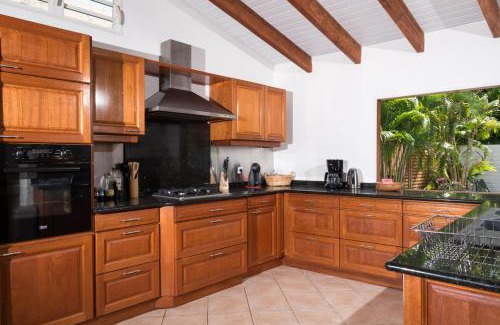 Bas du Fort Villa | Villa Cosy: Family-Friendly Retreat with Pool & Hot Tub