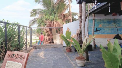 Dodanduwa Bed & Breakfast | Villa Crocodile Beach: Oceanfront Comfort with Pet Hospitality