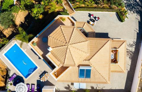 Albufeira Villa | Exceptional Villa Culebra with Oceanfront Pool Awaits You