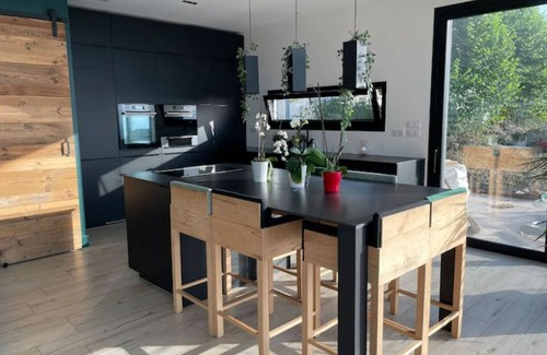 Publier Villa | Villa D'architecte: Breathtaking Lake Views and Family-Friendly