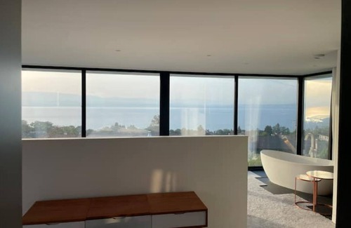 Publier Villa | Villa D'architecte: Breathtaking Lake Views and Family-Friendly