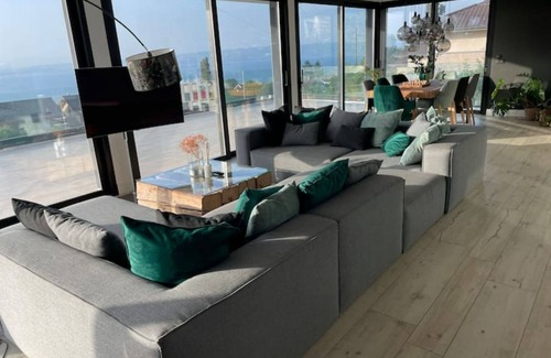 Publier Villa | Villa D'architecte: Breathtaking Lake Views and Family-Friendly