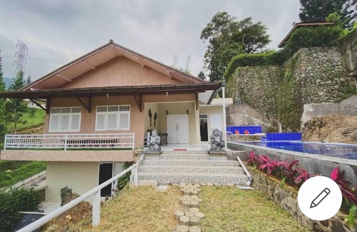 Cisarua Villa | Pet-Friendly Villa D'Daunan Puncak with Pool & Child Amenities