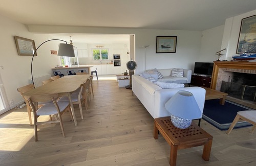 Ciboure Villa | Villa D'exception: Poolside Retreat with Mountain Views