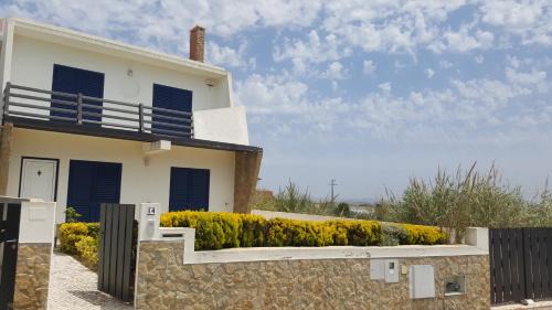 Torres Vedras Villa | Cozy Villa da Praia Azul with Oceanfront Views