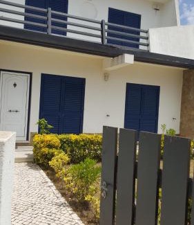 Torres Vedras Villa | Cozy Villa da Praia Azul with Oceanfront Views