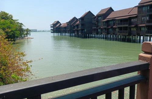 Kuala Teriang Villa | Villa Dalam Laut 533: Family-Friendly Retreat with Pool