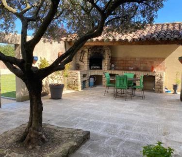 Lauris House | Idyllic Villa in Luberon, Near Lourmarin with Pool