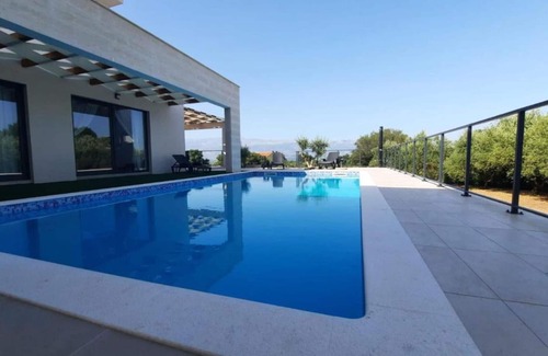 Podgradina Villa | Villa Dasy: Enjoy a Heated Pool and Family-Friendly Stay