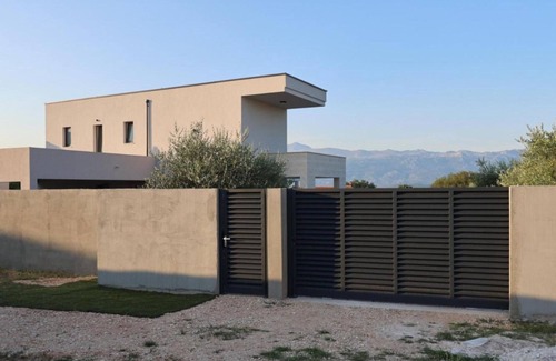 Podgradina Villa | Villa Dasy: Enjoy a Heated Pool and Family-Friendly Stay