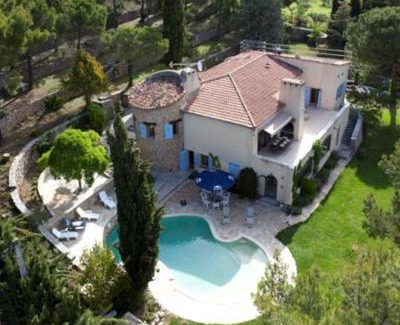 Aups Villa | Elegant Villa with Pool and Hot Tub for a Relaxing Stay