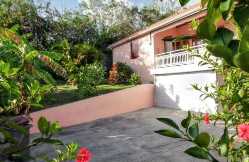 Quartier Desert Villa | Family-Friendly Villa with Pool & Jacuzzi near Sainte Luce