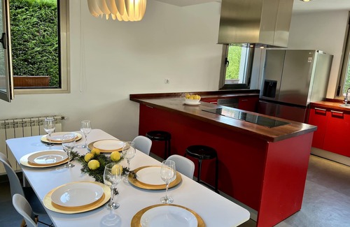 Boo Villa | Stylish Villa with Pool, Garden & BBQ for Memorable Stays