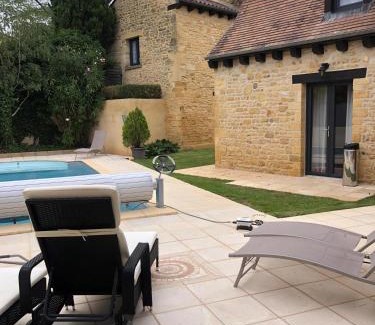 Marcillac-Saint-Quentin Apartment | Villa de charme Le Clos avec piscine chauffée