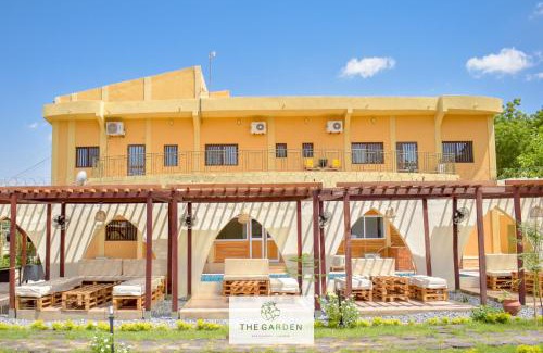 Ouagadougou House | Villa de l'Intégration: Relax by the Pool, Family Friendly