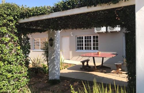 Klerksdorp House | Cozy Villa de la Rosa Klerksdorp with Breakfast Included