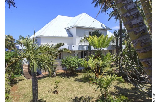 Petite-Ile Villa | Elegant Villa de Luxe: Pool, Oceanfront & Family-Friendly