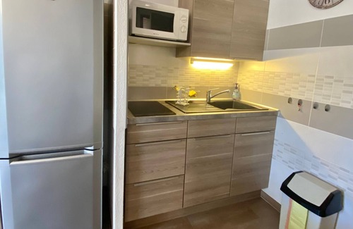 Vias Villa | Cozy Villa de Vacances with Terrace, Parking & Spa Amenities