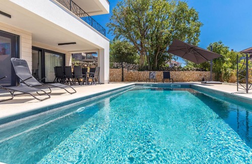 Milohnici Villa | Explore Villa DEI TRAMONTI with Private Pool Retreat