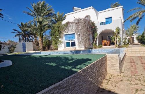 Djerba Midun Villa | Relax at Villa Dejerba Midoun: Oceanfront with Pool Access
