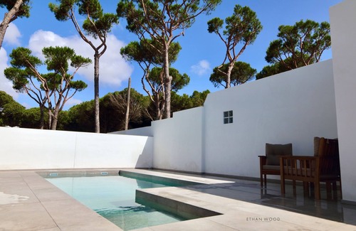 Chiclana de la Frontera Ski Chalet | Villa del Fresno: Relax by the Pool with Family-Friendly Amenities
