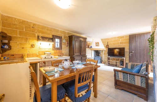 Poggiardo Apartment | Relaxing Villa Del Geco Tavernetta with Pool and Spa
