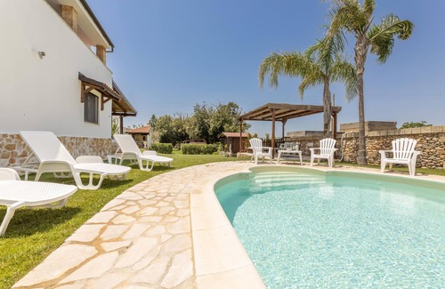 Poggiardo Apartment | Relaxing Villa Del Geco Tavernetta with Pool and Spa