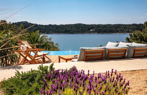 Cove Murtar Apartment | Villa del Mar: Beachfront Bliss with 9.9/10 Guest Rating