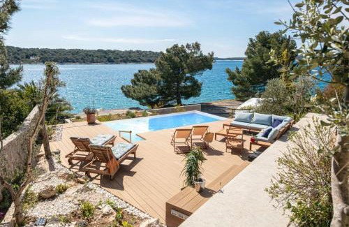 Cove Murtar Apartment | Villa del Mar: Beachfront Bliss with 9.9/10 Guest Rating