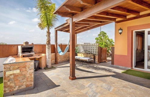 Corralejo Villa | Villa del Relax: Oceanfront Retreat with Pool & Spa