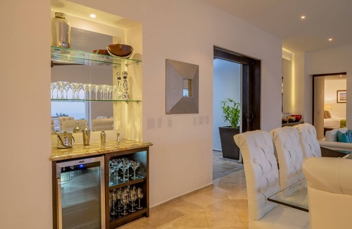 Pedregal House | Exquisite Villa Del Toro Rojo with Ocean View & Pool