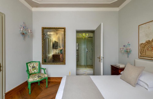 Gargnano Hotel | Villa delle Palme: Oceanfront Retreat with Pool & Hot Tub
