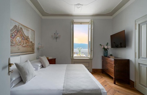 Gargnano Hotel | Villa delle Palme: Oceanfront Retreat with Pool & Hot Tub