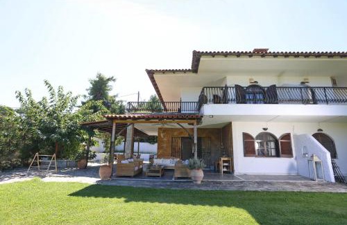Haniotis Villa | Villa Delta: 5 Bedrooms with Ocean View, Steps to Mamalouka