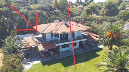Haniotis Villa | Villa Delta: 5 Bedrooms with Ocean View, Steps to Mamalouka
