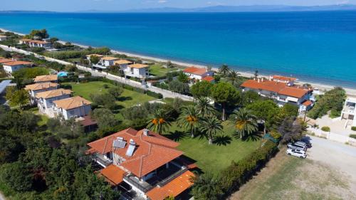 Haniotis Villa | Villa Delta: 5 Bedrooms with Ocean View, Steps to Mamalouka