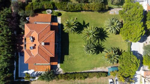 Haniotis Villa | Villa Delta: 5 Bedrooms with Ocean View, Steps to Mamalouka