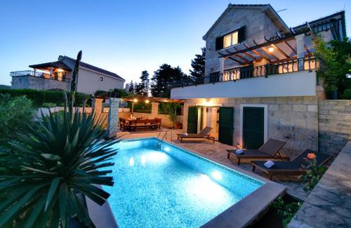 Praznica Villa | Discover Villa Demi: Pet-Friendly Retreat with Pool