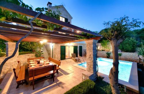 Praznica Villa | Discover Villa Demi: Pet-Friendly Retreat with Pool