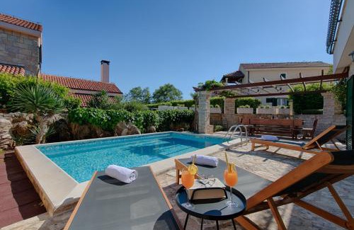 Praznica Villa | Discover Villa Demi: Pet-Friendly Retreat with Pool