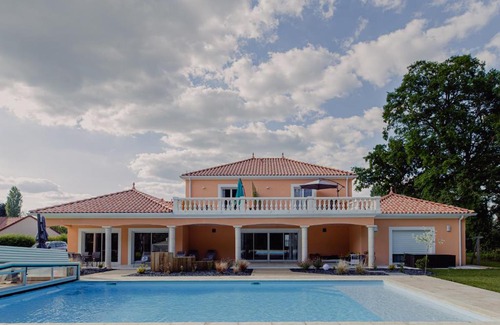 Saint-Doulchard Bed & Breakfast | Discover Villa des Chenes: Oceanfront Bliss & Top Reviews