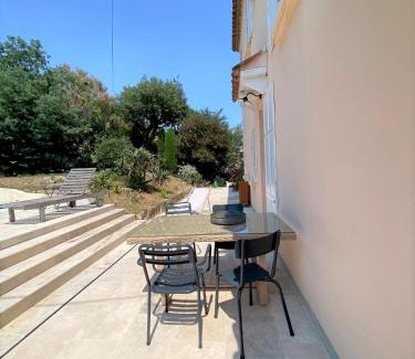 Plage de la Garonnette Villa | Elegant Villa des Orangers with Pool & Family-Friendly Perks