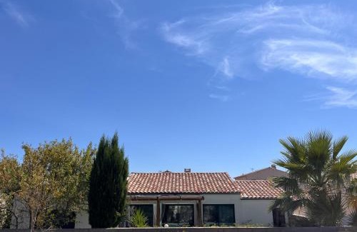 Pinet Bed & Breakfast | Relaxing Villa Des Romieux with Pool and Ocean View