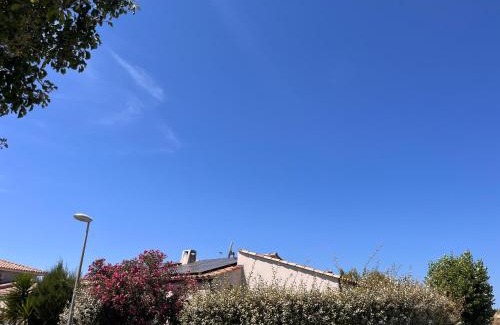 Pinet Bed & Breakfast | Relaxing Villa Des Romieux with Pool and Ocean View
