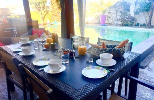 Pinet Bed & Breakfast | Relaxing Villa Des Romieux with Pool and Ocean View