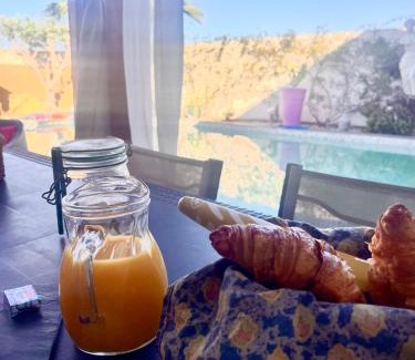 Pinet Bed & Breakfast | Relaxing Villa Des Romieux with Pool and Ocean View