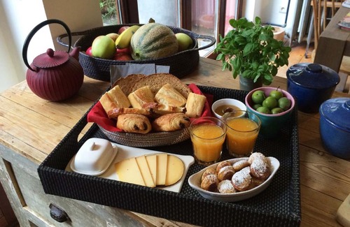 Collignon Bed & Breakfast | Highly Rated Villa des Roses Voltaire with Family-Friendly Amenities